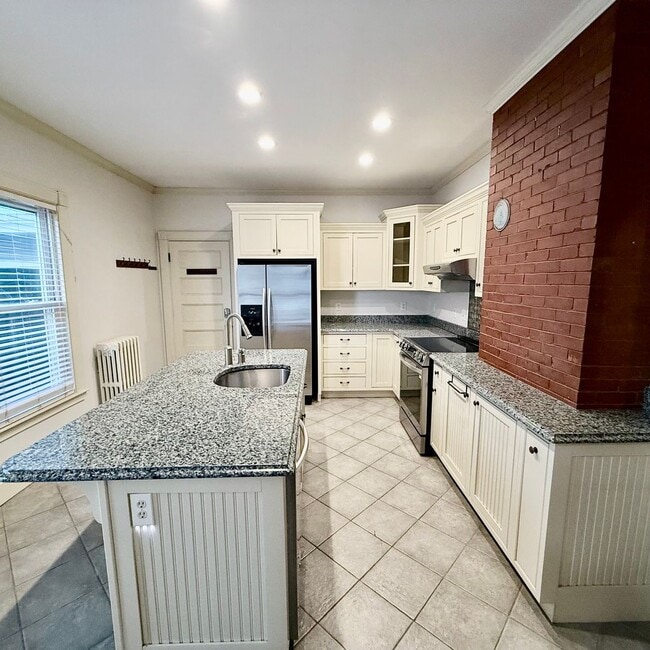 Building Photo - Luxury 2BR/2BA on Eastern Prom – Walk to Waterfront