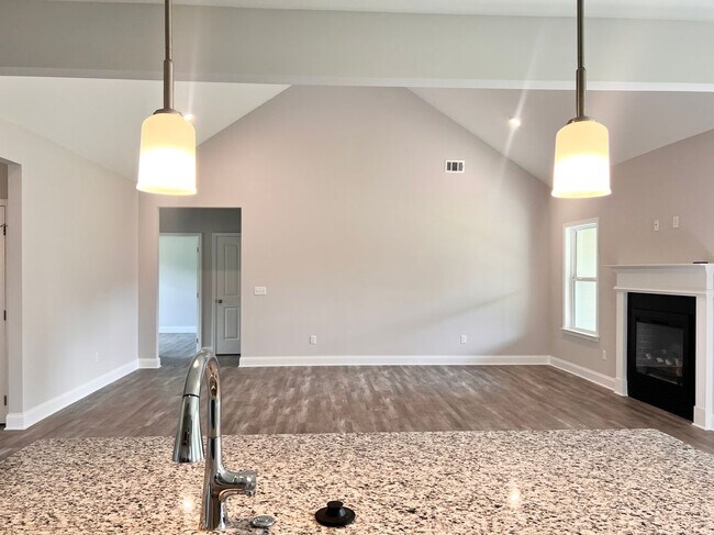 Building Photo - 8024 English Ivy Ct