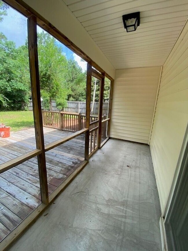 Building Photo - Welcome to this charming 3-bedroom, 2-bathroom home located in the vibrant city of Wilmington, NC.