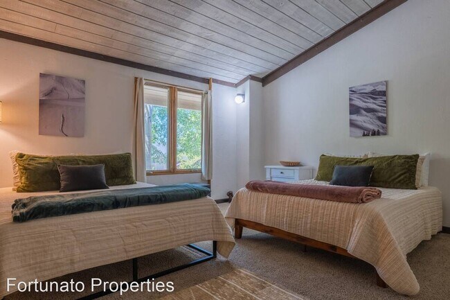 Building Photo - 3 br, 4 bath House - 867 Airport Road Unit 10