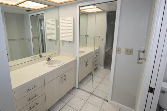 Building Photo - 3203 Landmark Dr