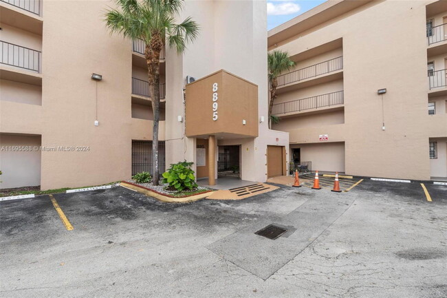 Building Photo - 8895 Fontainebleau Blvd