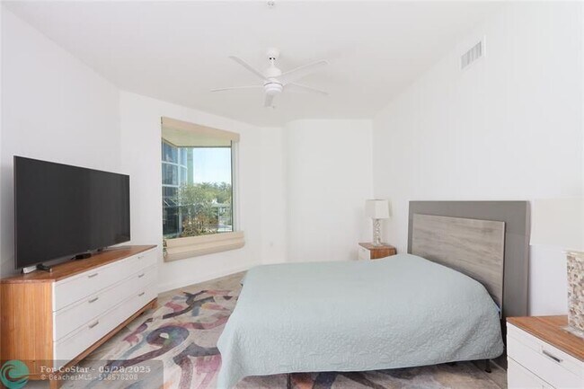 Building Photo - 411 N New River Dr E