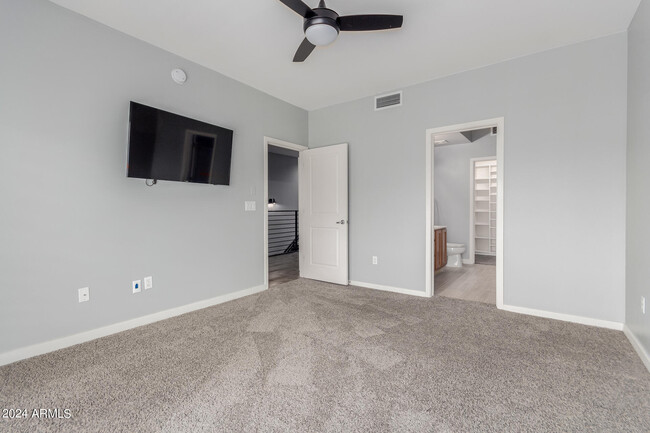 Building Photo - 525 W Lakeside Dr