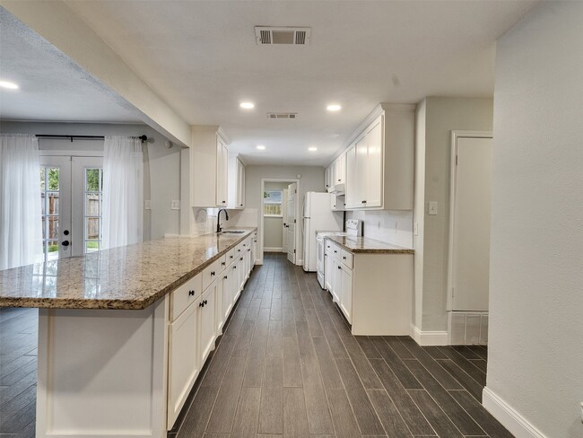 Building Photo - 2123 Quail Valley E Dr