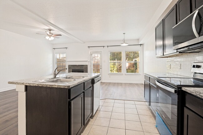 Building Photo - Modern 3BD Townhome Near DFW Airport & Major Highways