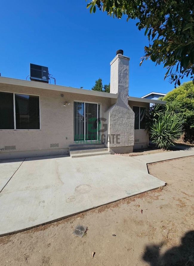 Building Photo - NOW AVAILABLE! Make this spacious 3 bedroo...