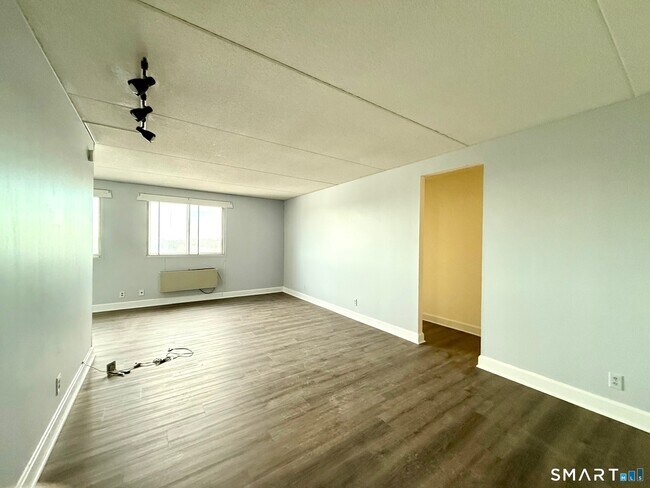 Building Photo - 120 Huntington Turnpike