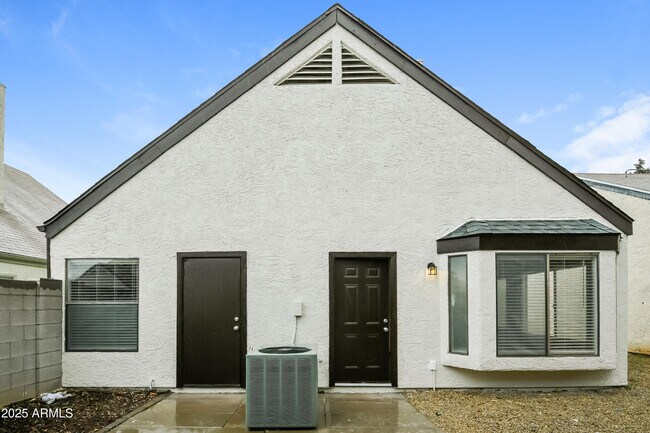 Building Photo - 2229 W Ross Ave