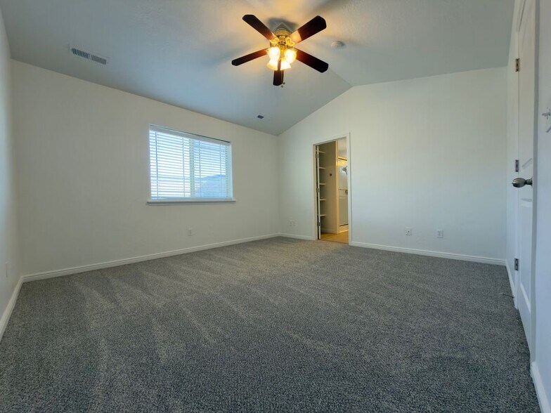 Building Photo - 664 E 110 S