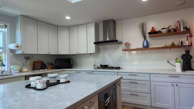 Building Photo - 1572 Meadow Ln