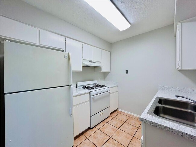 Building Photo - 12211 Dundee Dr