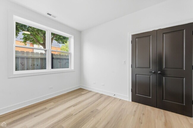 Building Photo - 3902 S Lake Park Ave