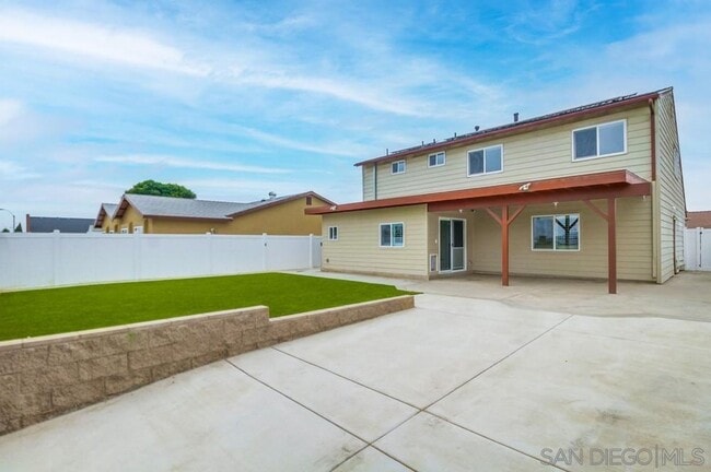 Building Photo - 5 bedroom Home with Large Private Yard