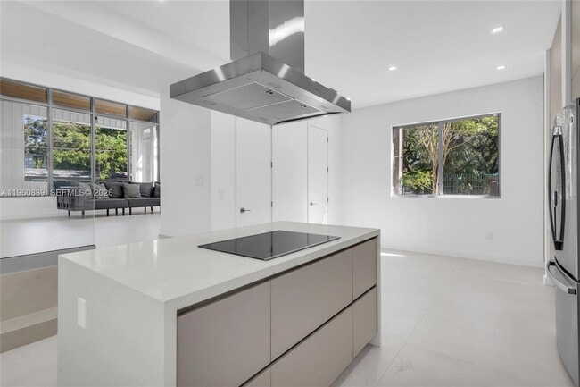 Building Photo - 3204 Plaza St