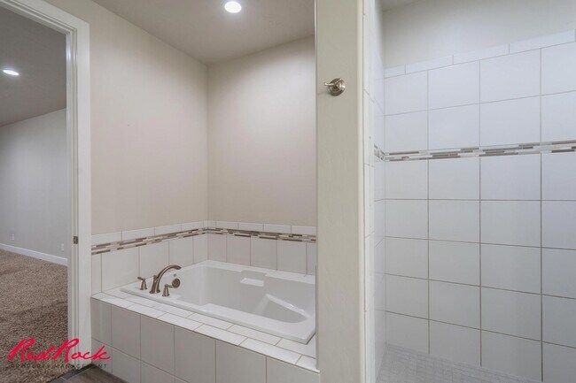 Building Photo - Pet Friendly 4 Bedroom Home! Internet Incl...