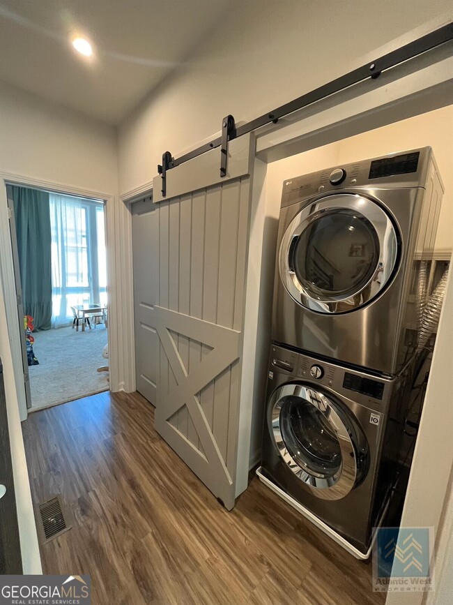 Building Photo - 440 Latta St NE