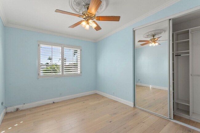 Building Photo - Remodeled Huntington Home!