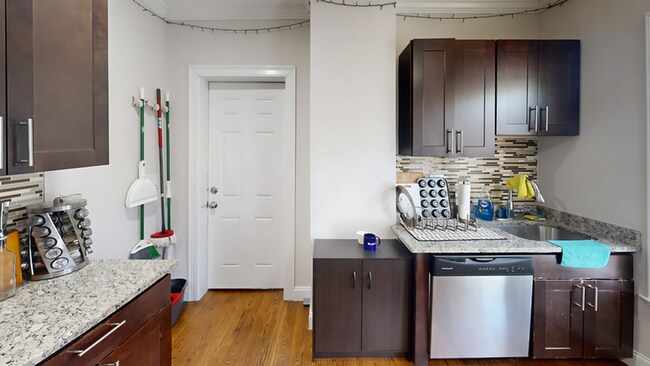 Building Photo - 2b apartment in Roxbury available on 9/1