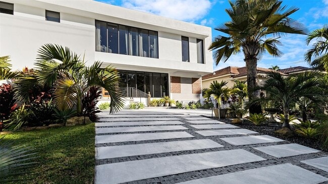 Building Photo - 823 Ponce de Leon Dr