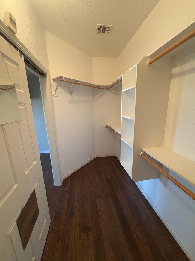 Building Photo - NW Visalia home available coming soon!