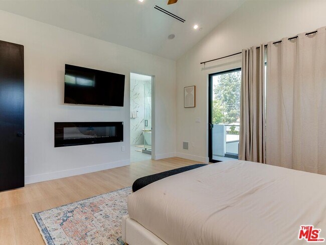 Building Photo - 5929 Hesperia Ave