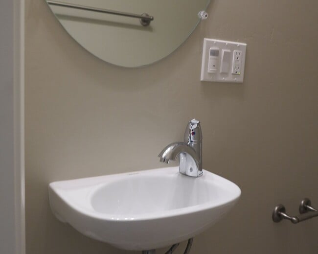 Building Photo - Charming 3 Bedroom & 2.5 Bathroom Available in Atascadero!