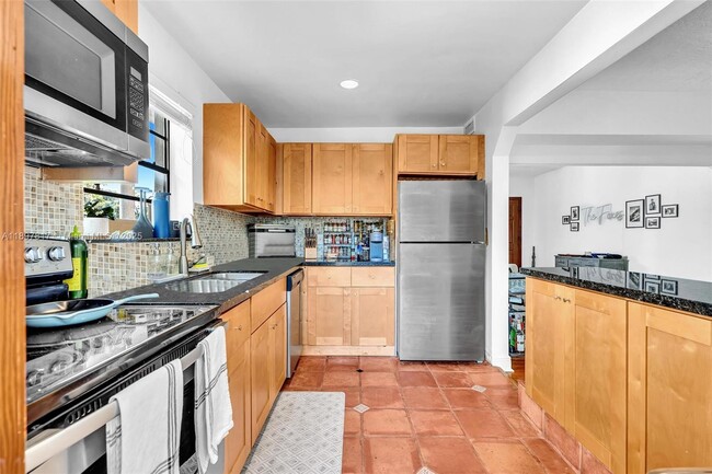 Building Photo - 836 W 40th St