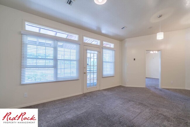 Building Photo - 3 Bedroom End Unit Home in Downtown St. Ge...