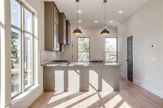 Building Photo - 302 Foch St