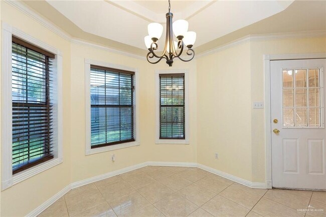 Building Photo - 3821 Oriole Ave