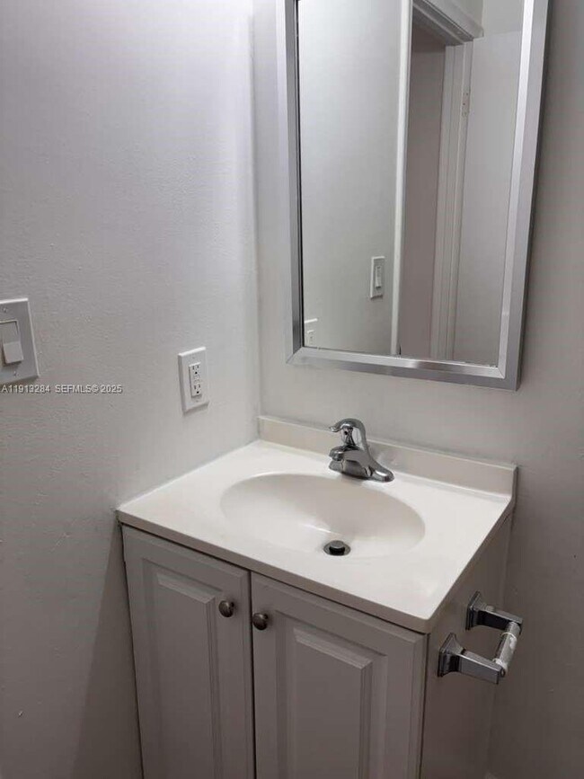 Building Photo - 405 SE 23rd Ave