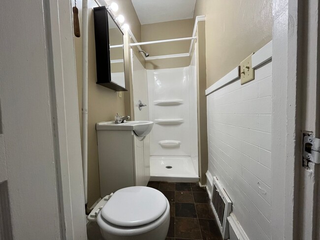 Building Photo - Fantastic 2 Bed 1 Bath Single Family Home in St. Paul! View and Get Approved TODAY!