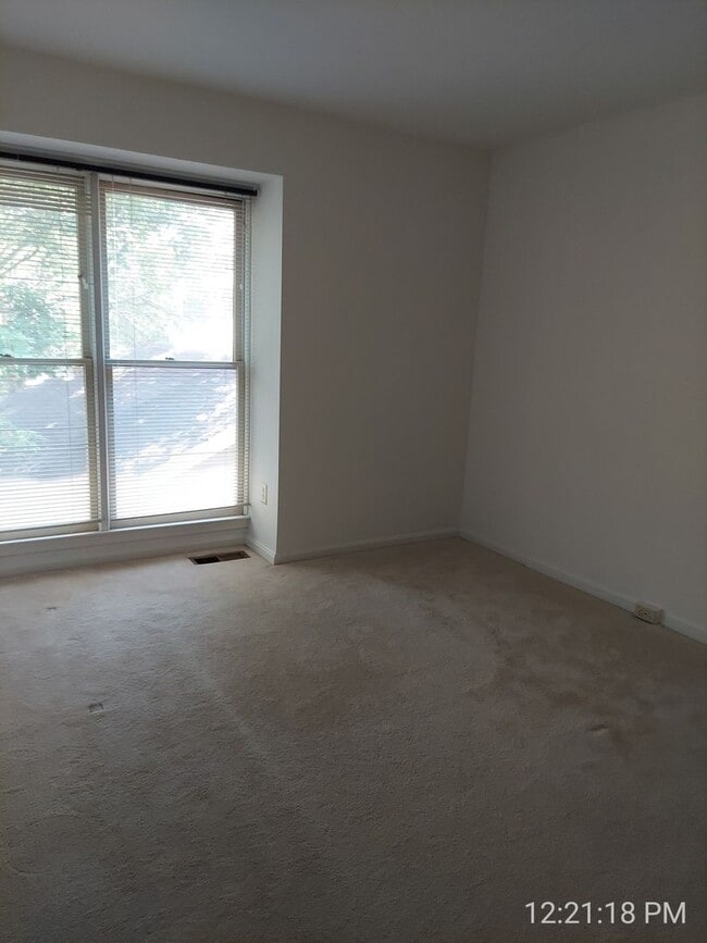 Building Photo - Spacious And Sun-Filled 3 Bedroom 2.5 Bath...
