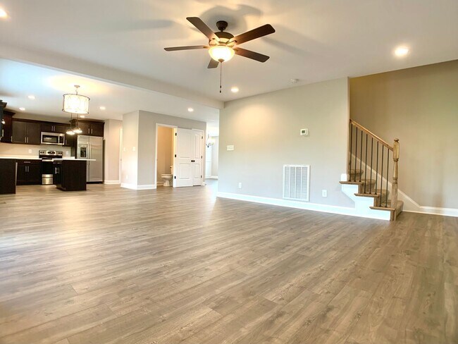 Building Photo - 733 Banister Dr