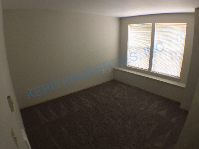 Building Photo - Charming 2-Bed Oasis with 1.5 Baths – Spacious 1250 Sq Ft Haven on SE Reedway!
