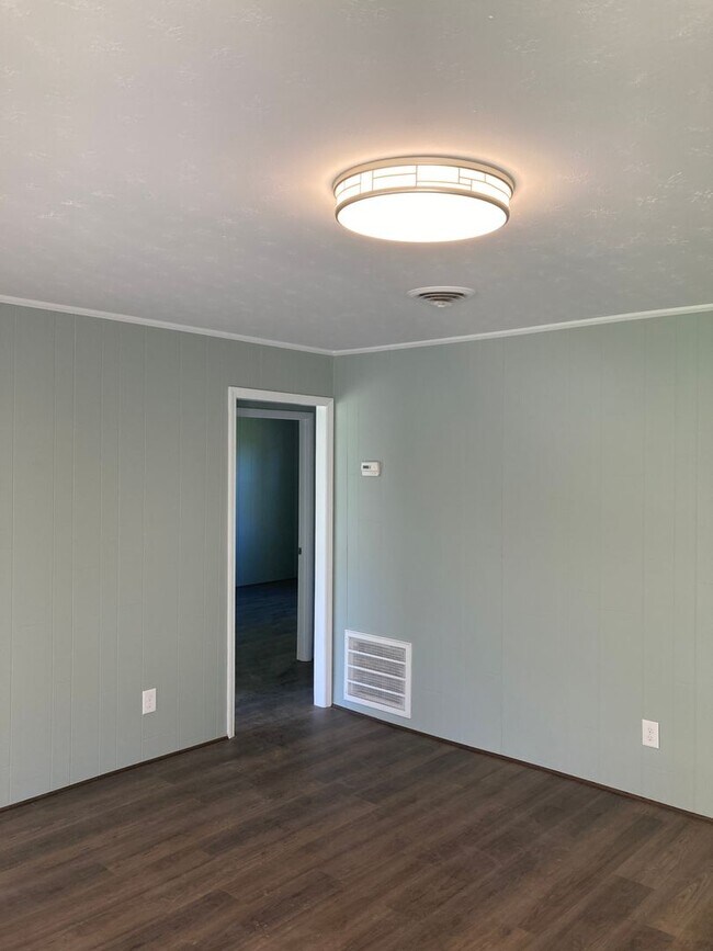 Building Photo - 915 W 56th St