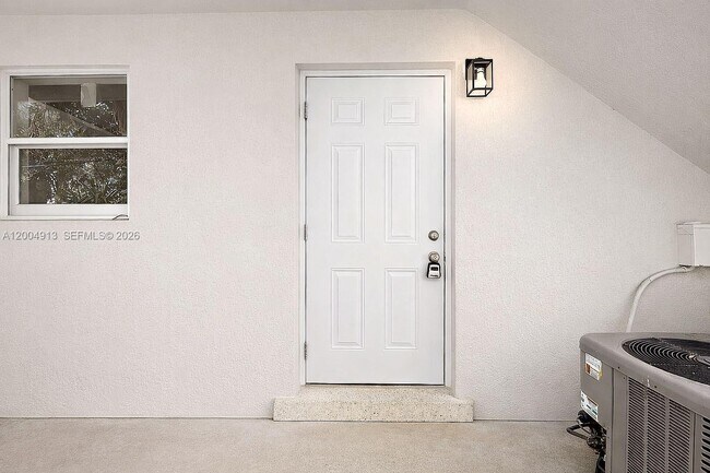 Building Photo - 567 SW 3rd St