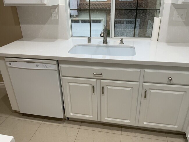 Building Photo - Beautiful Valencia Townhome in the Highly Desirable Village Walk Community