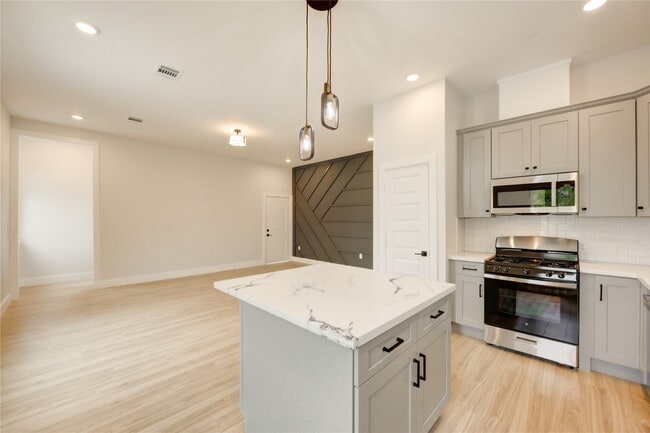 Building Photo - 811 E 39th St