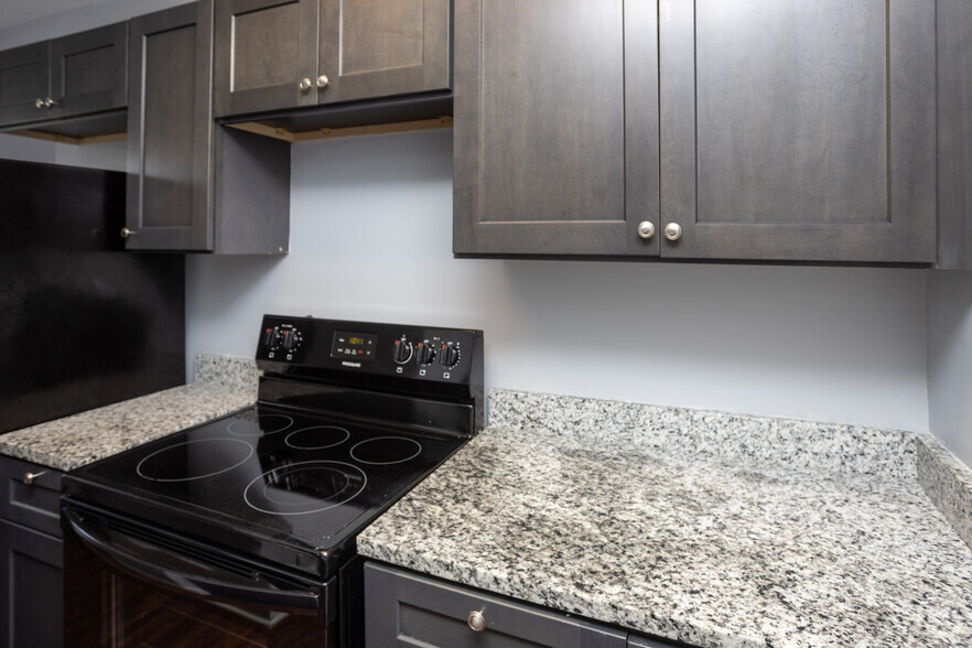 3BR, 1.5BA - Kitchen - Jefferson Properties