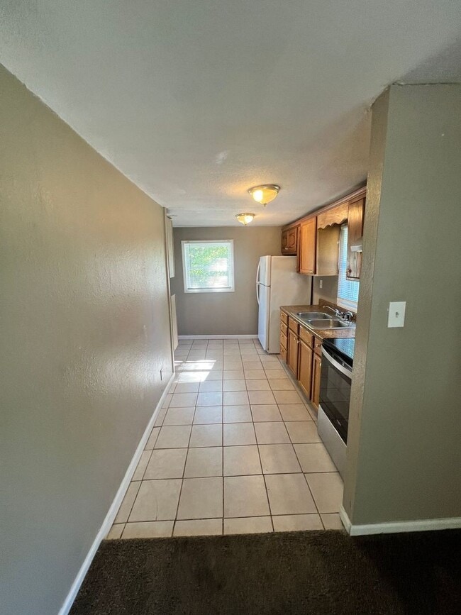 Building Photo - Cozy 2 Bedroom Home with Large Backyard