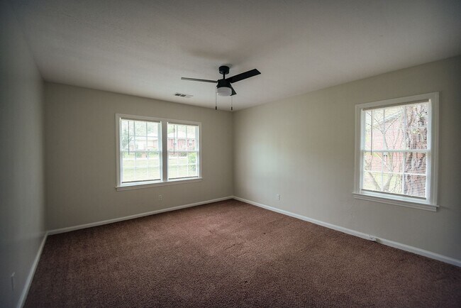 Building Photo - Beautiful home available today!