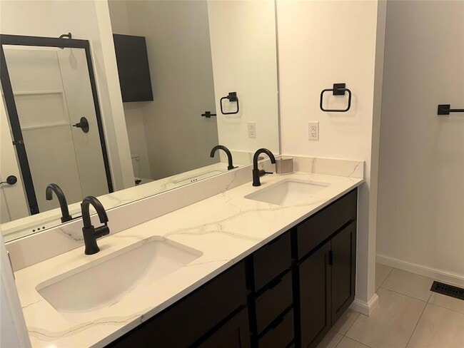 Building Photo - 575 S Fretz Ave