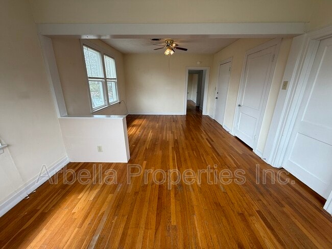 Building Photo - 707 E Unaka Ave