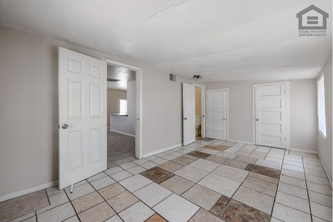 Building Photo - 903