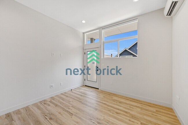 Building Photo - "Charming 3-Bedroom Townhouse Oasis in Heart of Seattle – Spacious 1460 Sq Ft with 2 Full Baths!"