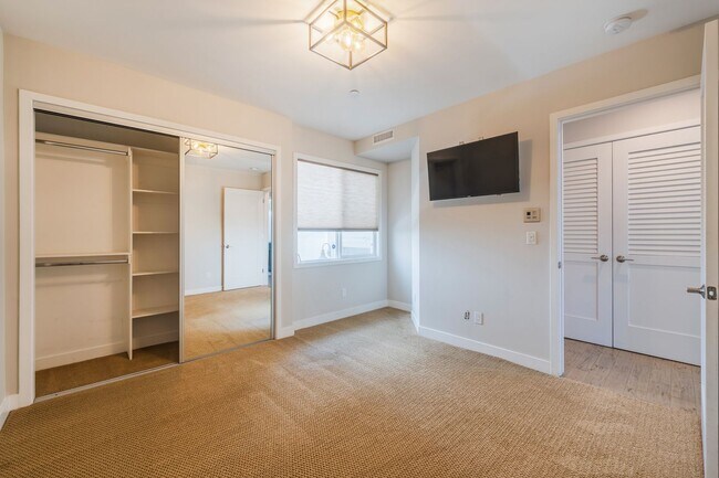 Building Photo - LUXURIOUS-CONTEMPORARY TOWNHOUSE W/ AMAZIN...