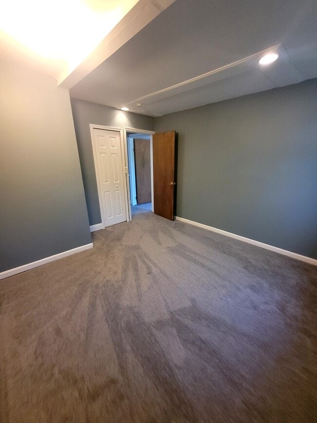 Building Photo - 4 Bedroom home in Roseville