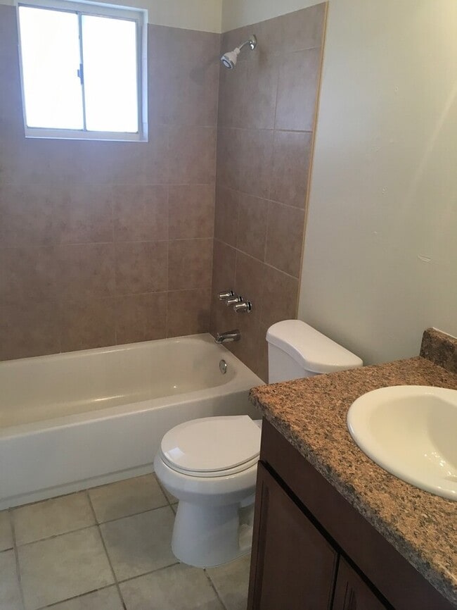 Building Photo - 426 E Navajo Rd